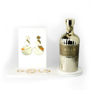 <p>Gold 999.9 and Papiroga have joined to make your summer nights something memorable.</p>
<p>Gold 999.9, the most fresh, citric and luminous gin, is dressed for this occasion with unique Papiroga maxi earrings created exclusively to make you shine this summer.</p>
<p>Dare to shine!</p>
<p>* This pack contains Gold by Papiroga earrings and Gold 999.9 bottle.</p>